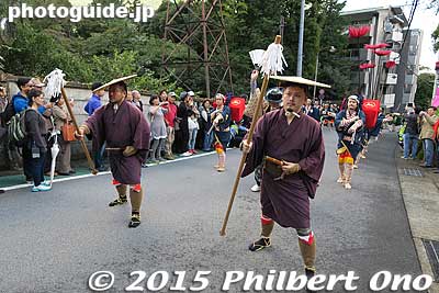 You hear, "Shitaaaa-niii, shitaaaa-niiii" (Go down, go down!) by the tsuyu-harai dew sweepers who lead the way to tell people to clear the way and bow in respect. 下ニー　下ニー
Keywords: kanagawa hakone-machi yumoto daimyo gyoretsu feudal lord procession samurai matsuri