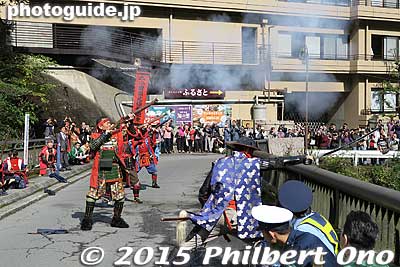 They fired twice.
Keywords: kanagawa hakone-machi yumoto daimyo gyoretsu feudal lord procession samurai matsuri