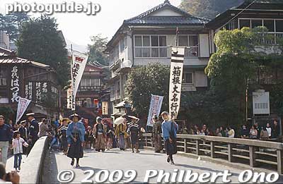 The start of the Daimyo Procession. You hear, "Shitaaaa-niii, shitaaaa-niiii" (Go down, go down!) by the tsuyu-harai dew sweepers who lead the way to tell people to clear the way and bow in respect. 下ニー　下ニー
Keywords: kanagawa hakone-machi yumoto onsen spa daimyo gyoretsu feudal lord procession samurai 