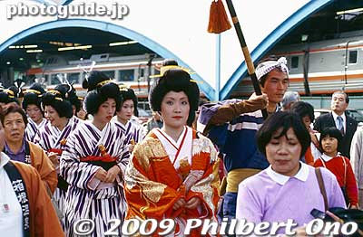 She was definitely the focal point of the procession before they started using a celebrity to play the daimyo. They past Yumoto Station in the background in the Hakone Daimyo Gyoretsu Procession.
Keywords: kanagawa hakone-machi yumoto onsen spa daimyo gyoretsu feudal lord procession samurai matsuri11 matsuribijin