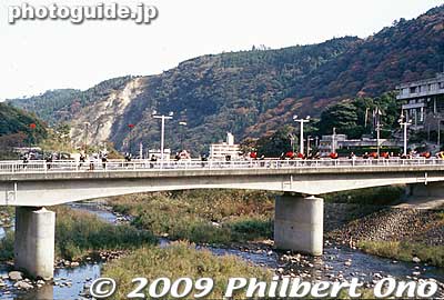 Crossing Yumoto Ohashi Bridge
Keywords: kanagawa hakone-machi yumoto onsen spa daimyo gyoretsu feudal lord procession samurai 