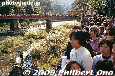 A large crowd watch the procession cross the Yumoto Ohashi Bridge. The parade ended at 2:30-3 pm.
Keywords: kanagawa hakone-machi yumoto onsen spa daimyo gyoretsu feudal lord procession samurai 