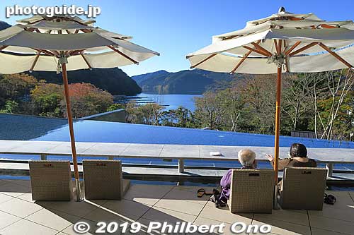 Foot bath with a view of Lake Ashi at Hakone Ashinoko Hanaori hotel.
Keywords: kanagawa hakone