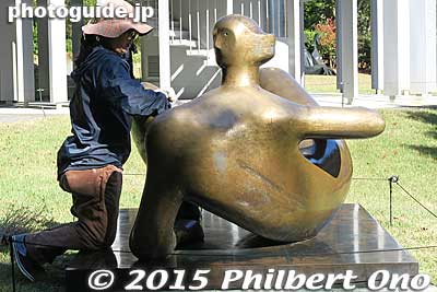 Cleaning a Henry Moore. Everything is well maintained.
Keywords: kanagawa hakone open air museum sculpture art