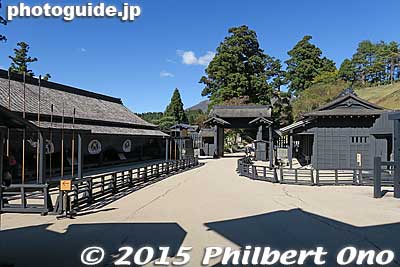 The officials and guards working at the sekisho also lived there so there are living quarters (right) as well. http://www.hakonesekisyo.jp/english/
Keywords: kanagawa hakone-machi sekisho checkpoint