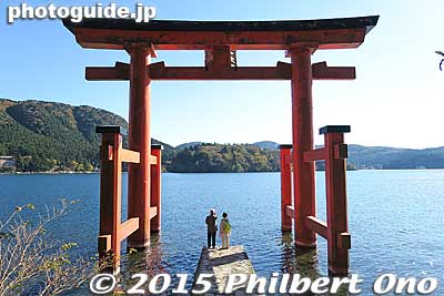 Hakone Shrine's torii you see from the pirate boat on Lake Ashi looks tiny, but it's actually a giant torii of Hakone Shrine.
Keywords: kanagawa moto hakone japanshrine torii