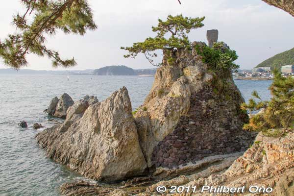 Sengan Pine tree on a craggy rock on Morito Coast. Part of Morito Daimyojin Shrine in Hayama, Kanagawa. 千貫松
Keywords: Kanagawa Hayama Morito Coast japanocean