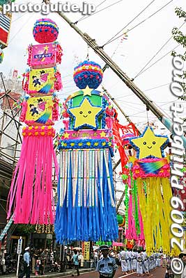 In Japanese, these decorations are called take-kazari (literally bamboo decorations) since they are supported by bamboo poles. 竹飾り
Keywords: kanagawa hiratsuka tanabata matsuri festival 