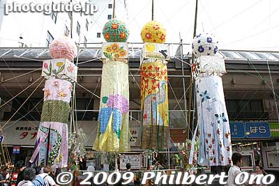 These four beautiful streamers represent the four seasons, from left to right, spring, summer, fall, and winter.
Keywords: kanagawa hiratsuka tanabata matsuri7 festival 