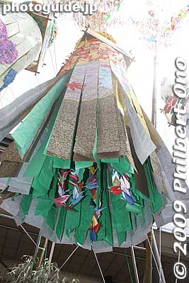 Inside one of the streamers. See the origami cranes.
Keywords: kanagawa hiratsuka tanabata matsuri festival 