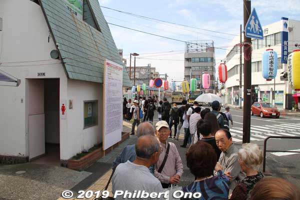 From Isehara Station's North Exit, there was this long line for the bus stop 4. Some people were going on a different bus, but we all got on the right bus.
Keywords: kanagawa isehara oyama