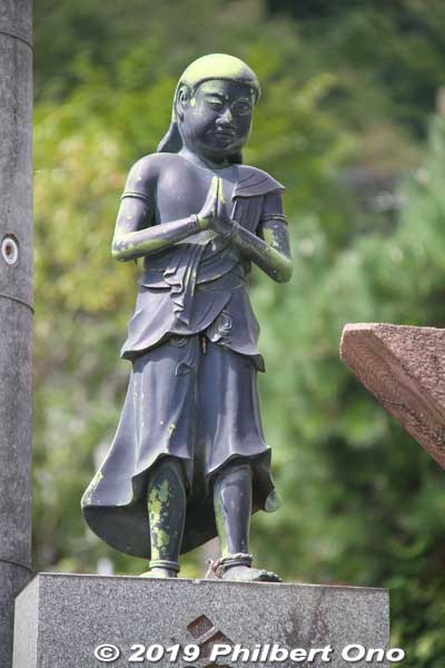 Statue from Oyama-dera Temple greeting worshippers.
Keywords: kanagawa isehara oyama