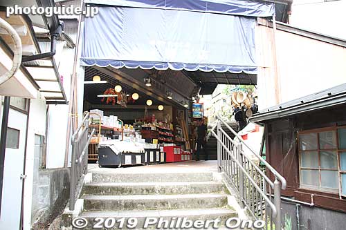 The Koma-sando path to Oyama Cable Station is mainly concrete steps lined with souvenir shops, restaurants, and ryokan inns for pilgrims.
Keywords: kanagawa isehara oyama