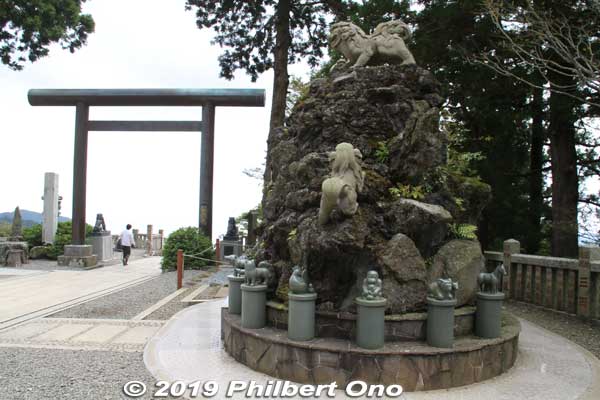 Torii at the top of the steps and Oyama mountain of lions.
Keywords: kanagawa isehara oyama Afuri Shrine