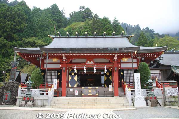 Oyama Afuri Shrine (大山阿夫利神社) Haiden prayer hall. The shrine was built to bring rain for agriculture. One of the gods enshrined is the father of Mt. Fuji's goddess. 
拝殿
Keywords: kanagawa isehara oyama Afuri Shrine