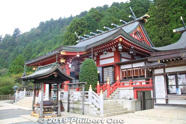 Haiden prayer hall. On the right of the Haiden, you can see the entrance to the basement where there is natural spring. 拝殿
Keywords: kanagawa isehara oyama Afuri Shrine