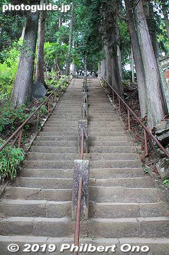 Steps to the Honsha main shrine on the mountaintop. From here, it's about a 90-min. hike to the Honsha main shrine on the summit.
Keywords: kanagawa isehara oyama Afuri Shrine