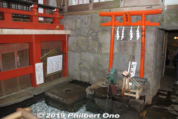 In the shrine's Haiden basement passage, Oyama meisui sacred water from a natural spring in the shrine's basement. You can fill your water bottle with this drinkable water. 大山名水
Keywords: kanagawa isehara oyama Afuri Shrine