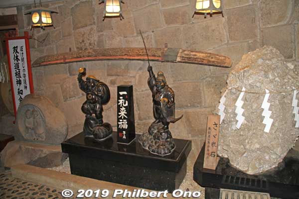 Religious sculptures, monuments, and a wooden sword offering displayed in the shrine's Haiden basement passage. 一礼来福
Keywords: kanagawa isehara oyama Afuri Shrine