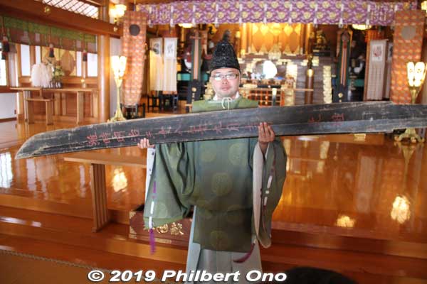 Oyama Afuri Shrine priest Kunihiko Meguro showed us a large wooden sword that was offered to the shrine by a pilgrimage group in 1905. (大山阿夫利神社).
The tradition of bringing and offering a sword by pilgrimage groups started with Kamakura-based Shogun Minamoto no Yoritomo (1147–1199) who offered a sword to the shrine to pray for the defeat of his enemy, the Taira Clan. The offered swords got as big as 6 meters long made of wood.
Keywords: kanagawa isehara oyama Afuri Shrine