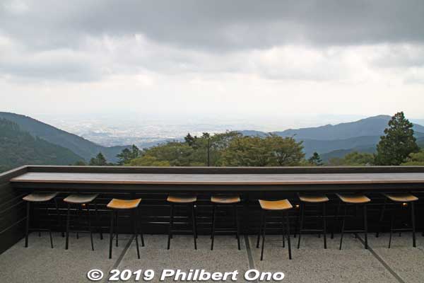 Afuri Shrine's Sekison cafe also has this outdoor counter with a view. On clear days, Enoshima and the ocean can be seen. 石尊
Keywords: kanagawa isehara oyama Afuri Shrine