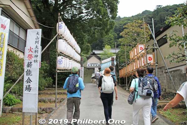 Way to Oyama Afuri Shrine's Noh stage at the Shamukyoku shrine office. 社務局
Keywords: kanagawa isehara oyama takigi noh