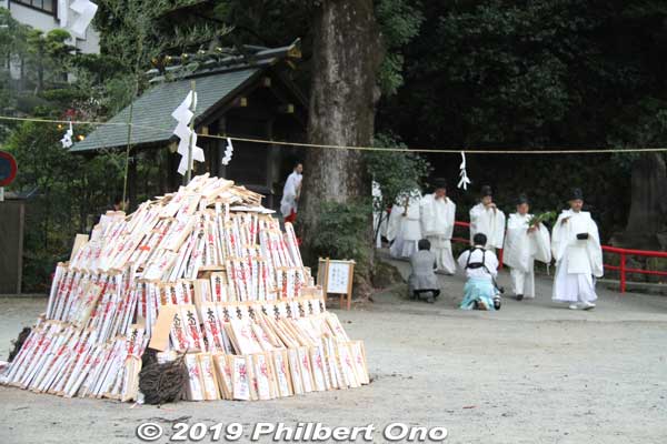 Wooden prayer tablets for a bon fire.
Keywords: kanagawa isehara oyama takigi noh