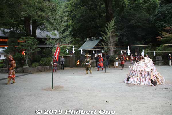 Entrance of the sacred fire that was created in the Haiden in the early morning.
Keywords: kanagawa isehara oyama takigi noh