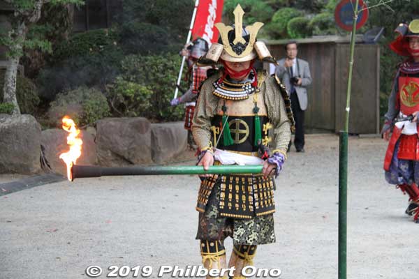 Before it got dark, some people dressed as samurai arrived near the Noh stage with sacred fire torches.
Keywords: kanagawa isehara oyama takigi noh