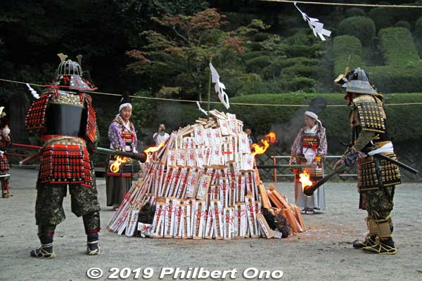 They lit the bon fire made of prayer tablets. This was the fire festival (火祭) part of the event.
Keywords: kanagawa isehara oyama takigi noh
