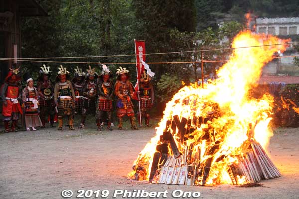 Bon fire burned until it got dark. The sacred fire was also used to light the torches near the Noh stage.
Keywords: kanagawa isehara oyama takigi noh