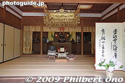 Inside the Hondo hall.
Keywords: kanagawa kamakura meigetsu-in temple zen ajisai hydrangea flowers 