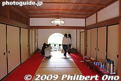 Another room in the temple has this famous round opening facing a garden.
Keywords: kanagawa kamakura meigetsu-in temple zen ajisai hydrangea flowers 