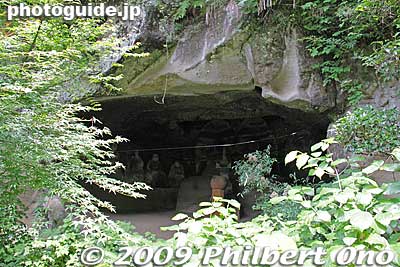 Meigetsu-in Yagura cave.
Keywords: kanagawa kamakura meigetsu-in temple zen ajisai hydrangea flowers 