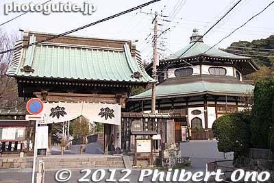 Somon Gate. 10-min. walk from Kamakura Station.
Keywords: kanagawa kamakura myohonji buddhist temple nichiren
