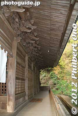 Side of Soshido Hall at Myohonji temple, Kamakura. 祖師堂f
Keywords: kanagawa kamakura myohonji buddhist temple nichiren