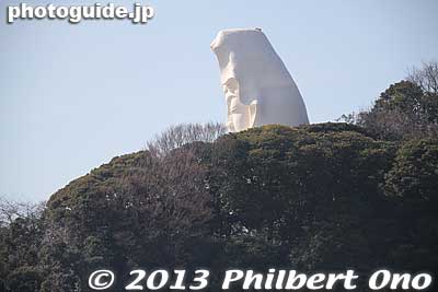If you visit Kamakura, you will likely see this giant white Kannon statue at Ofuna on the fringe of Kamakura. I've passed through Ofuna Station many times, but never got out of the station until this day.
Keywords: kanagawa kamakura ofuna kannon buddhist temple
