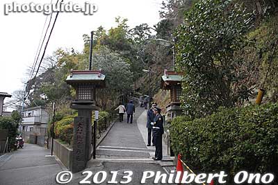 Ofuna Kannon temple is a short walk from JR Ofuna Station. There's a slight sloping path up a low hill.
Keywords: kanagawa kamakura ofuna kannon buddhist temple