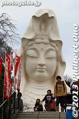 The Ofuna Kannon statue is 25 meters high, made of reinforced concrete. It was completed in 1960. Stones from Hiroshima and Nagasaki are embedded in the statue.
Keywords: kanagawa kamakura ofuna kannon buddhist temple setsubun festival statue