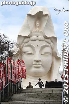 Again, it's amazing how they placed the statue here. Another prime vantage point.
Keywords: kanagawa kamakura ofuna kannon buddhist temple setsubun festival japansculpture statue