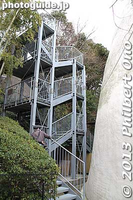 A staircase behind the Kannon statue.
Keywords: kanagawa kamakura ofuna kannon buddhist temple statue