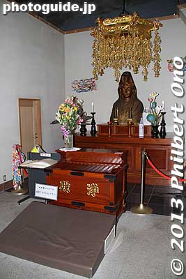 Inside the Kannon statue is a Kannon altar.
Keywords: kanagawa kamakura ofuna kannon buddhist temple statue