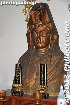 Inside the Kannon statue is a Kannon altar.
Keywords: kanagawa kamakura ofuna kannon buddhist temple statue