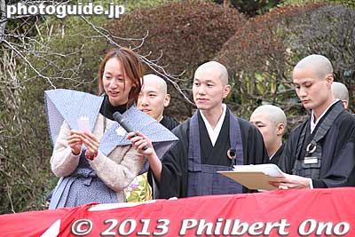 And the winner is number...
Keywords: kanagawa kamakura ofuna kannon buddhist temple setsubun festival