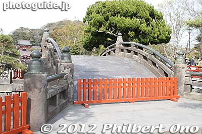 Arched bridge closed to the public.
Keywords: kanagawa kamakura tsurugaoka hachimangu shrine