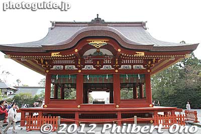 Mai-den sacred dance stage facing the Hongu. 舞殿
Keywords: kanagawa kamakura tsurugaoka hachimangu shrine