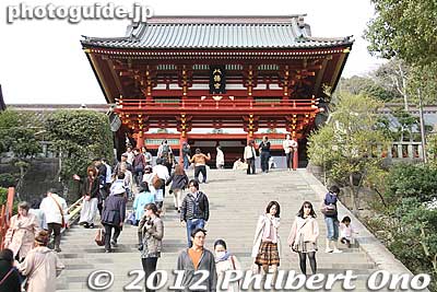 Stone steps going up to the Hongu main worship hall. 大石段
Keywords: kanagawa kamakura tsurugaoka hachimangu shrine