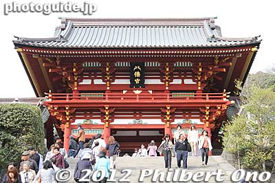 Gate to the Hongu.
Keywords: kanagawa kamakura tsurugaoka hachimangu shrine