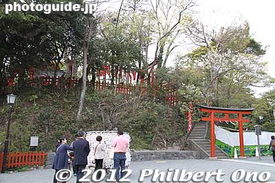On the left of the Hongu is Maruyama Inari Shrine.
Keywords: kanagawa kamakura tsurugaoka hachimangu shrine