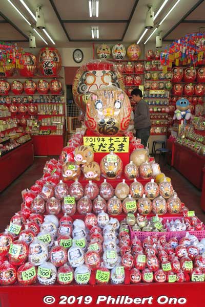 Many daruma shops along the way. These daruma are designed like a boar since 2019 was the Year of the Boar.
Keywords: kanagawa kawasaki shingon-shu Buddhist temple